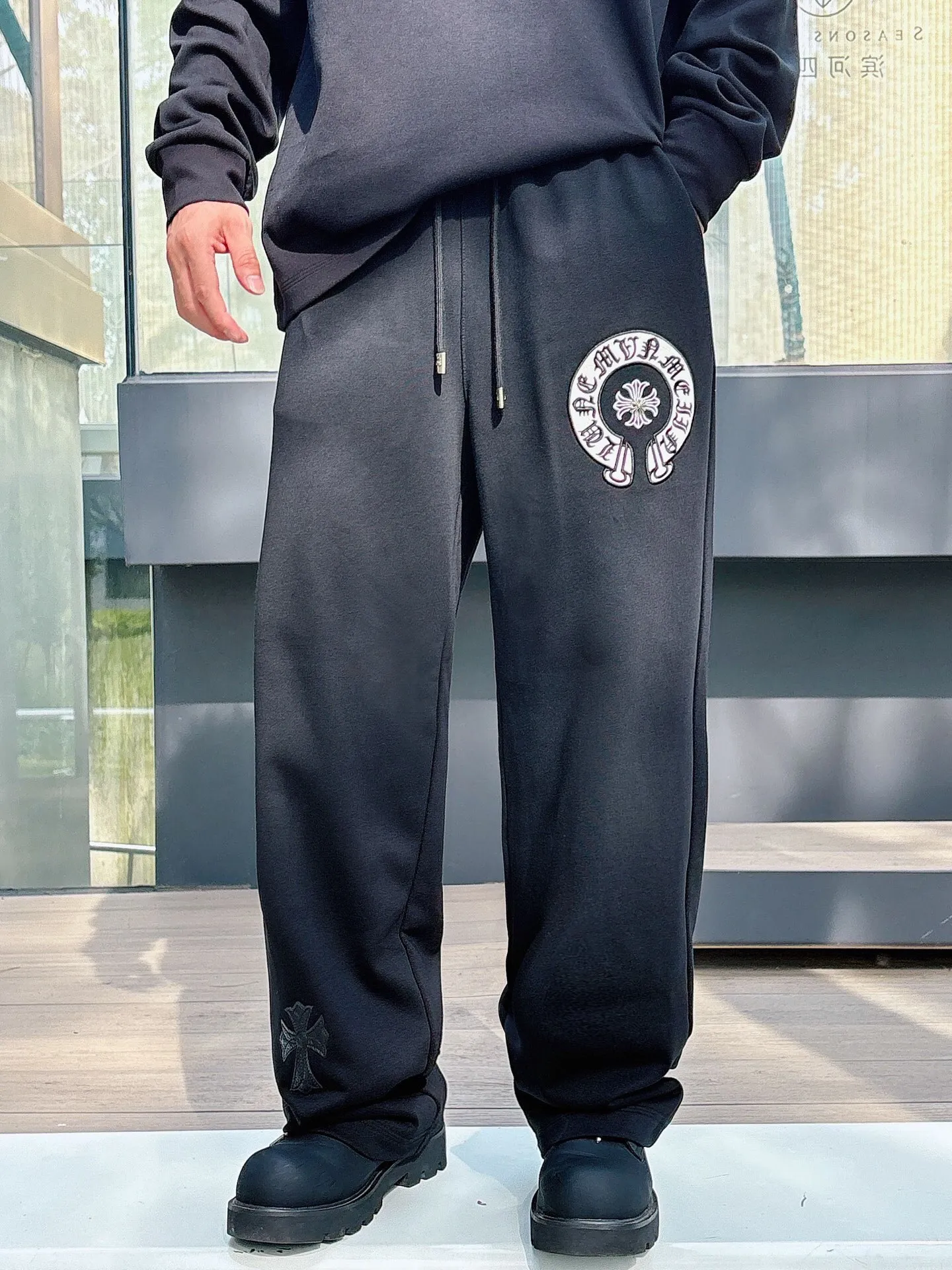P486 ChromeHearts ChromeHearts terry pants. The pursuit of quality absolutely guarantees quality! The texture is clearly visible, the texture is soft, delicate and smooth, and the customized three-dimensional embroidery and leather craftsmanship are full of drape! The workmanship is fine and the shoulder lines are smooth. All imported chain machines are used to make the shoulder rolling strips. It has a certain thickness and is not made of cheap material but has a shiny feel that is comfortable and not tight on the upper body. It is the most avant-garde street item that can be easily matched by both men and women!  Color: black white Size: m-3xl Style number: 3750